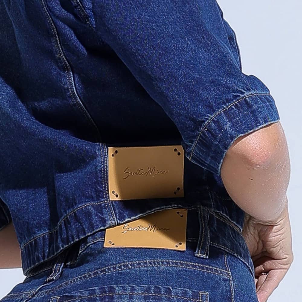 Camisa Feminina Jeans Sofisticada com Detalhe de Botões Santa Mina